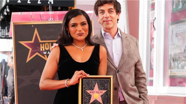 Mindy Kaling geht auf „Walk of Fame“-Stern zu Boden Das Multitalent Mindy Kaling wird in Hollywood mit einem Stern geehrt. Gastredner war B.J. Novak.