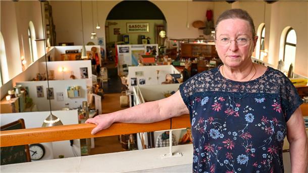 Wohin mit 20.000 Exponaten? Bremerhavener Museum der 50er-Jahre muss ausziehen Eine Frau im Museum