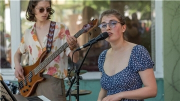 Das Musik-Duo „Philine & Valentin“ gehört zu den Künstlern, die am Sonntag auf dem Zolli auf der Bühne stehen.