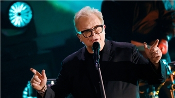 Herbert Grönemeyer stellt in der ZDF-Show "Wetten, dass...?" sein neues Lied "Deine Hand" vor. 