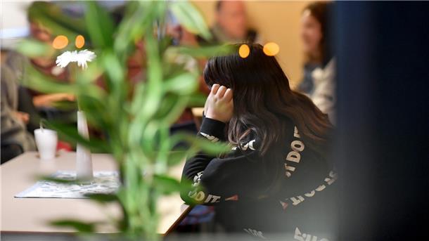 Wie das Nachtcafé Bremerhaven im letzten Moment gerettet wurde Eine Frau hinter einer Blume.