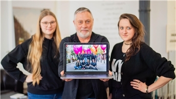 Vorgespräch zur Kulturveranstaltung Artspace in der Alten Bürger 2024. Im Bild: Ein Rückblick auf die Veranstaltung in 2023 mit einem Foto des Organisationsteams (hinten von links): Jana Herford, Felke Schloßhauer, Martha Hildebrandt, Swantje Schäfer, Anika Huhle und Jens Rillke. Mit (vorn von links): Jana Ebeling, Annika Jaeger, Marie Garms und Stefanie Krämer.