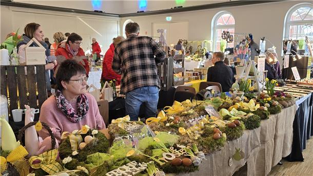 „Frühlingserwachen“ in der Markthalle stellt Besucher vor die Qual der Wahl  Das nahe Osterfest prägte das „Frühlingserwachen“ in der Rodenkircher Markthalle.