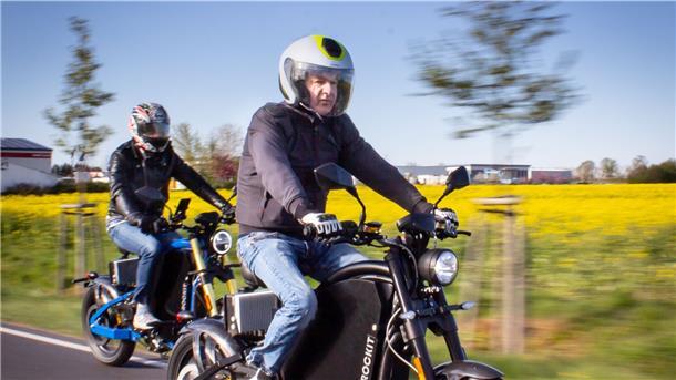 Das neuartige Gefährt - das pedalbetriebene Elektrofahrrad - zieht im Straßenverkehr schon neugierige Blicke auf sich.