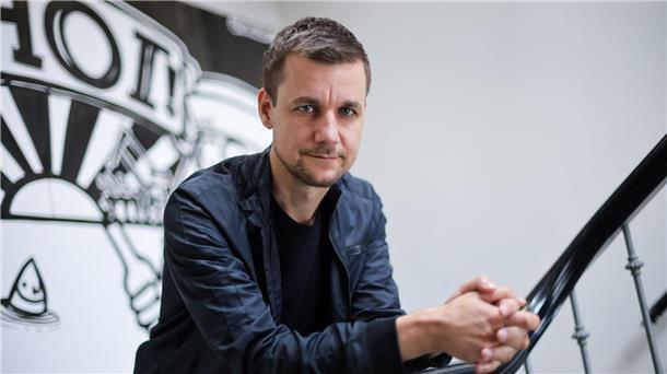 Das neue Buch von Tobias Schlegl beleuchtet unter anderem Arbeitsbedingungen in der Pflege.