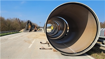 Das neue fieberglas-verstärkte Kunststoffrohr hat einen Durchmesser von drei Metern und wird in einen Durchlass unter der A27 für einen Graben eingebaut.