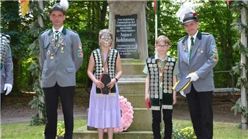Das neue Kinderkönigspaar Cataleya Mahnken und Marlon Prietz wurde am Sonnabend von den Schützen Jens Heidemann (rechts) und Simon Brückmann am Kohlmann-Denkmal gekrönt.