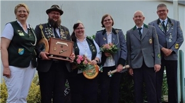 Drei Frauen und drei Männer in Schützenuniform stehen nebeneinander.