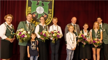 Das neue Königshaus des Schützenvereins Neuenlandermoor (von links): die 1. Vorsitzende Ute von Oesen, die Könige Marcel Handrick, Finn Handrick, Sabrina Seebeck, Torge Schröder, die Vizekönige Jarno Temme, Ralf Ewelt, Marlies Bohling, Paula Bohling, der 2. Vorsitzende Jens Herzog. Foto: Pising