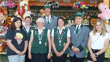 Das neue Königshaus des Schützenvereins Offenwarden (von links): Kinderkönigin Angelina Campe, zweite Vorsitzende Meike Reineke-Arfmann, Vizekönigin Anneli Blohm, Vizekönig Jens Blohm-Geffken, Königin und erste Vorsitzende Petra Arloff, König Eike Wittmaier, Jugendkönigin Sina Cammann. Foto: Baur
