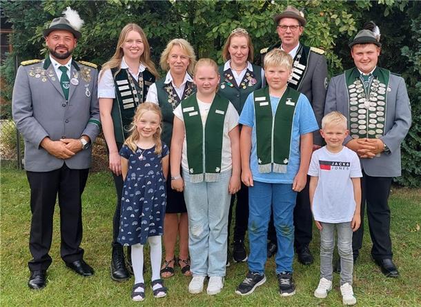 Schützenfestparty in Glinde - Verein feiert ein komplettes Königshaus Das neue Königshaus des SV Glinde, Kornbeck u. Umgegend e.V.