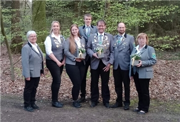 Das neue Königshaus (von links): Beate Biesemeier, Sandra Börsdamm (beide Begleiterinnen), Jasmin Ehlen (Königin), Jannik Grube (Begleiter), Rainer Blome (König), Thorben Randermann (Begleiter), Dagmar Randermann (Grandmonarchin).