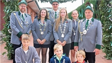 Das neue Königshaus wird den Schützenverein Driftsethe in das Jubiläumsjahr führen. Schützenhauptmann Cord Wittpenn (v.l.), Vizekönigin Jana Zorychta, Vizekönig Dennis Wessels, Königin Leonie Tienken, Jugendkönigin Evje Grube und König Bernd Puckhaber. Vorn Jugendvizekönig Bjarne Lilkendey, Kindervizekönig Justus Nordmann, Kinderkönig Florian Naused.

