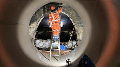 Bilderstrecke von der A27: Das sind die heimlichen Helden der Baustelle Das neue Kunststoffrohr für den Grabendurchlass schließt an einem alten Ausgang aus Beton ab. Er ist zum Teil mit Schlamm gefüllt, der noch entfernt werden muss.