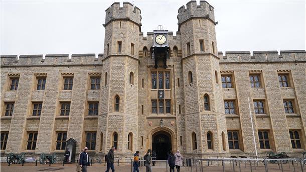 Das neue Monogramm für König Cahrles III. ist das auf dem Juwelenhaus im Tower of London angebracht.