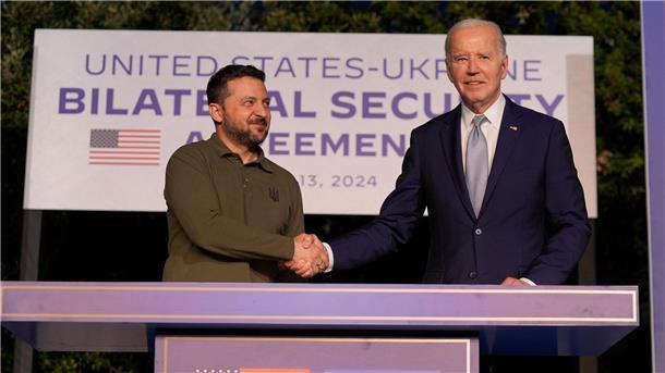 Krieg gegen die Ukraine: So ist die Lage Das neue Sicherheitsabkommen zwischen Washington um US-Präsident Biden (r) und Kiew um Ukraines Präsident Selenskyj ist auf zehn Jahre angelegt.