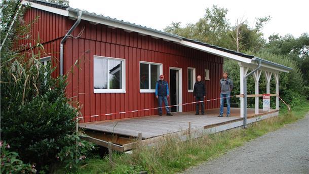 Das neue Vereinshaus des Beerster Yachtclubs am See in Bad Bederkesa nimmt mehr und mehr Form an. Darüber freuen sich (von links) Vereinssprecher Heiner von See, Peter Scholz und Bernd Hiegemann.
