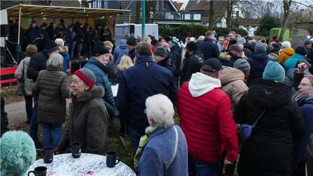 Auftritt der „Jungs vom Nordseedeich“ beim „Neujahrsglühen“ auf der Osterwiese in Dorum