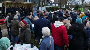 Auftritt der „Jungs vom Nordseedeich“ beim „Neujahrsglühen“ auf der Osterwiese in Dorum