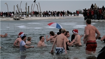 Das Neujahrsschwimmen in der Nordseelagune in Burhave hat schon Tradition.