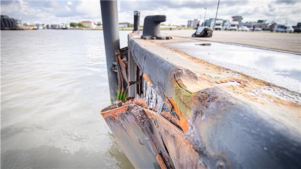 Das niederländische Frachtschiff „Eemslift Hendrika“ ist nicht das erste Schiff, das gegen die Südmole gekracht ist. Die Schäden müssen jetzt begutachtet werden.