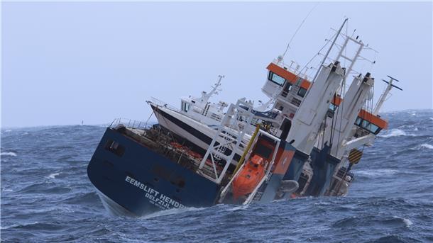 Das niederländische Frachtschiff Eemslift Hendrika trieb ohne Besatzung vor Norwegen.