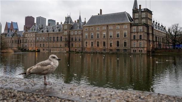 Niederlande: Sondierer für Regierungsbildung tritt zurück Das niederländische Parlament in Den Haag.