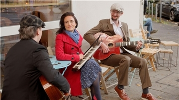 Das Noémi Schröder Trio spielt am Freitag in der Jahnhalle französische Chansons.