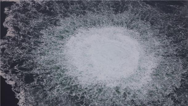Zeitung: Explosion hat 50-Meter-Loch in Pipeline gerissen Das Nord Stream 1-Gasleck in der Ostsee, fotografiert am 28. September aus einem Flugzeug der schwedischen Küstenwache.