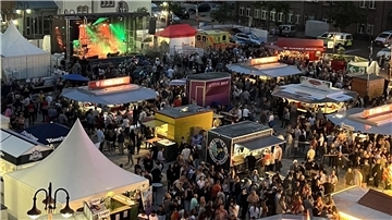 Stadtfest in Nordenham mit vielen Menschen und Ständen
