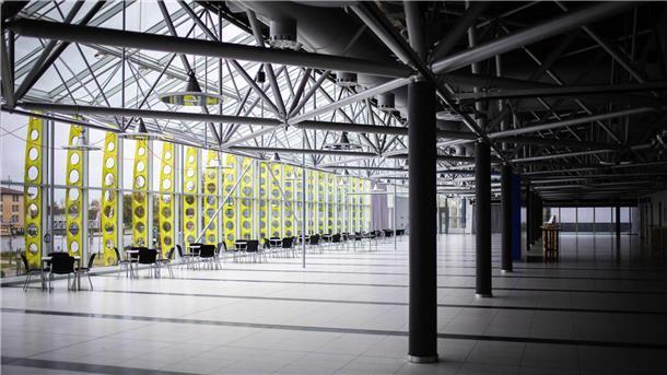 Das obere Foyer der Stadthalle: Nicht gerade der absolute "Wohlfühlfaktor", um ein unvergessliches besonderes Erlebnis in der Bremerhavener Stadthalle zu haben. Große Konzertagenturen setzen darauf, dass schon das Entree und die Foyers eines Veranstaltungsortes attraktiv zum Verweilen sind.