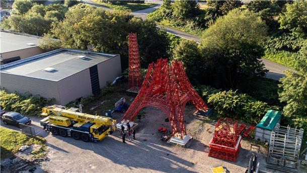 Das Oberteil und das untere Element des Eiffelturm-Nachbaus wurden mit einem Kran aufeinandergesetzt.