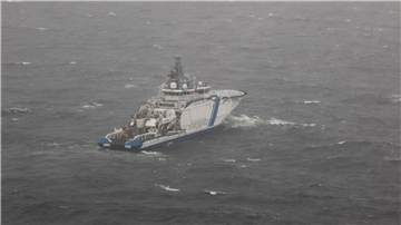 Das Offshore-Patrouillenschiff „Turva“ des finnischen Grenzschutzes hält in der Nähe der Stelle Wache, an der die beschädigte Balticconnector-Gaspipeline geortet wurde.