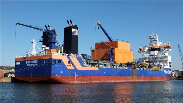 Das Offshore-Spezialschiff „Bravenes“ ist ein sogenanntes Fallrohr-Fels-Installationsschiff.