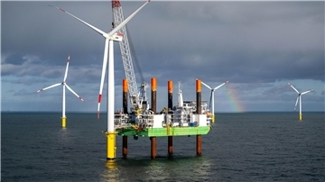 Das Offshore-Windkraftanlagen-Errichterschiff „Thor“ im Windpark Riffgat, rund 15 Kilometer nördlich der Insel Borkum. Windpark Riffgat war der allererste kommerzielle deutsche Windpark in der Nordsee.