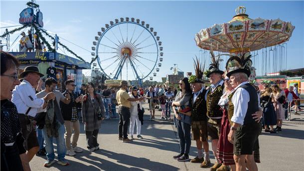 Söder lobt in Lederhose: Wiesn „einfach besser“ als Berlin Das Oktoberfest startet bei klassischem Wiesn-Wetter