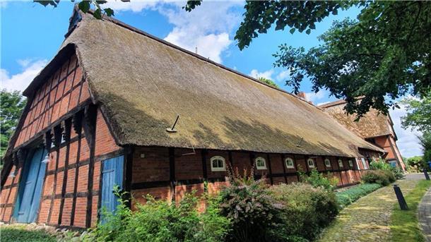 Das Oldenburger Haus im Schiffdorf-Altluneberg bekommt eine neue Reetdacheindeckung. Möglich machen das Spenden und die Unterstützung der Deutschen Stiftung Denkmalschutz.
