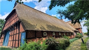 Das Oldenburger Haus im Schiffdorf-Altluneberg bekommt eine neue Reetdacheindeckung. Möglich machen das Spenden und die Unterstützung der Deutschen Stiftung Denkmalschutz.