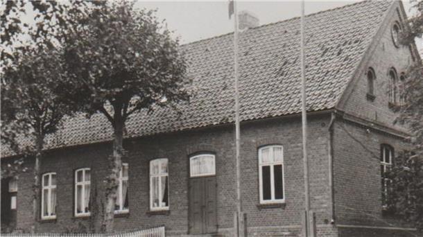Das Oldendorfer Schulhaus vor dem Brand 1937 noch mit großer Dielentür. Im Giebel die Fenster des Klassenraums, die nach Norden ausgerichtet waren.