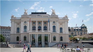 Das Opernhaus Zürich liegt in einer Kritikerumfrage vorn. (Archivbild)