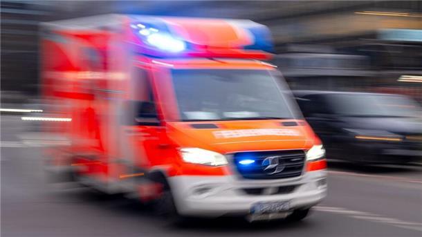 Ein Rettungswagen der Feuerwehr fährt mit Blaulicht zum Einsatz
