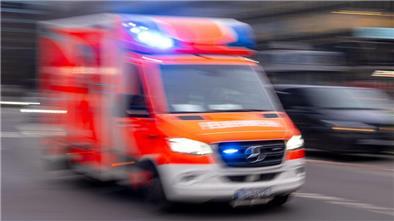 Ein Rettungswagen der Feuerwehr fährt mit Blaulicht zum Einsatz