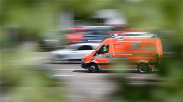 Mitschüler prügeln 14-Jährigen krankenhausreif Das Opfer wurde schwerverletzt mit einem Rettungswagen in ein Krankenhaus gefahren (Symbolbild).
