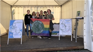 Das Organisationsteam des Klimaschutzankers überreicht den Tombolaerlös in Höhe von 200 Euro an die Klimaschutzbewegung Fridays for Future Bremerhaven.