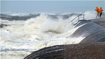 Das Orkantief „Ylenia“ hat auf der ostfriesischen Insel Norderney für hohe Wellen gesorgt.