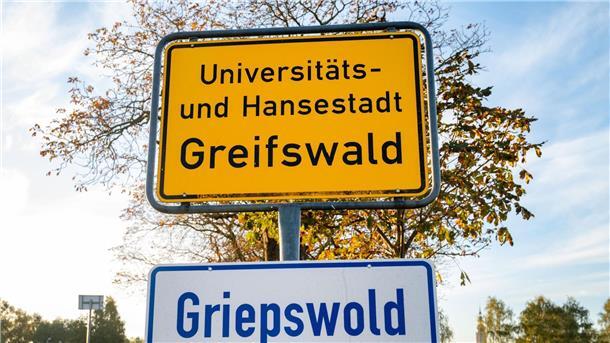Plattdeutsches Wort des Jahres gesucht Das Ortsschild der Stadt Greifswald ist ebenso mit dem plattdeutschen Namen versehen.