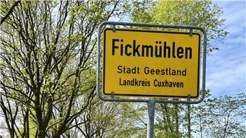 Das Ortsschild sorgt immer wieder für Lacher bei den Durchfahrenden und Besuchern des kleinen Örtchens. Dabei hat der Name eine lange Geschichte.