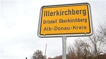Das Ortsschild von Illerkirchberg. Zwei Mädchen wurden hier auf ihrem Schulweg angegriffen.