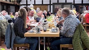 Menschen sitzen am Frühstückstisch im Heimathaus Sittensen. Der Heimatverein hatte zu der traditionellen Veranstaltung eingeladen.
