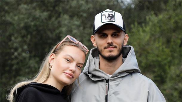 Cheyenne Ochsenknecht nun Zweifach-Mama Das Paar Cheyenne Ochsenknecht und Nino Sifkovits steht im Garten eines Hauses auf Mallorca. Sie sind nun zweifache Eltern.